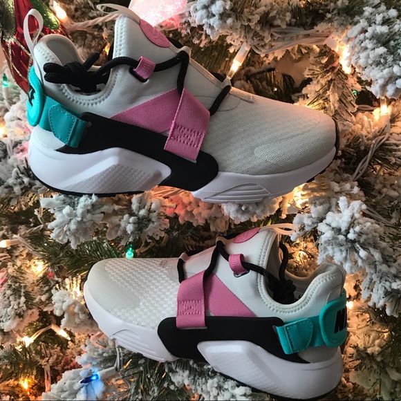 🚨SOLD🚨 Nike Air Huarache City Low - Picture 2 of 8